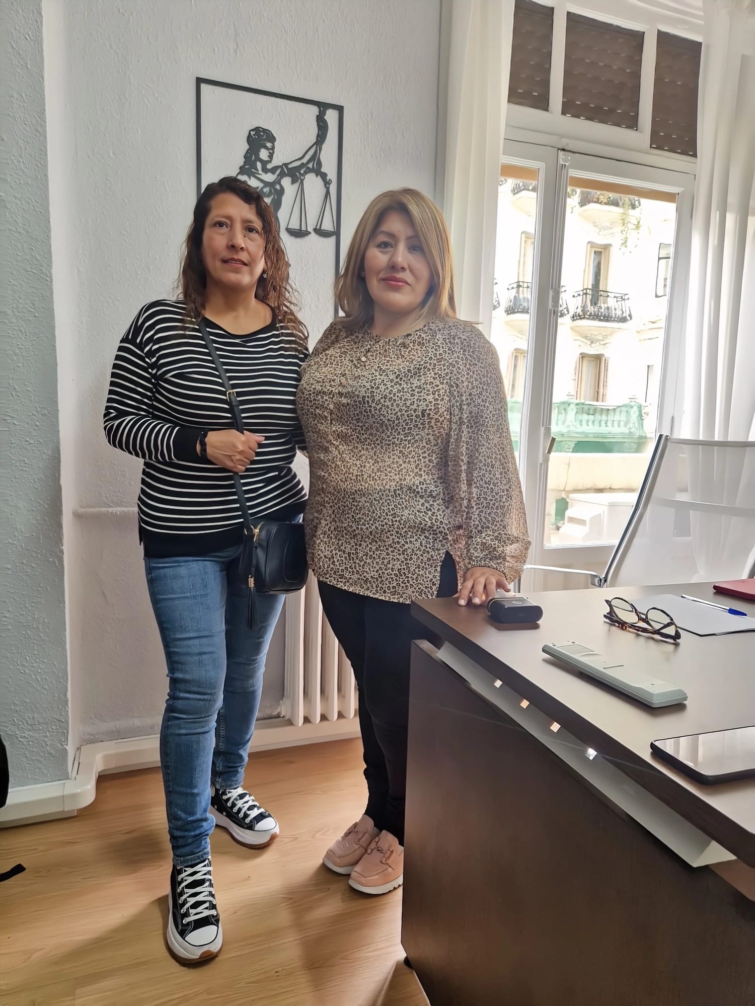 Nancy y clienta con fondo cuadro balanza