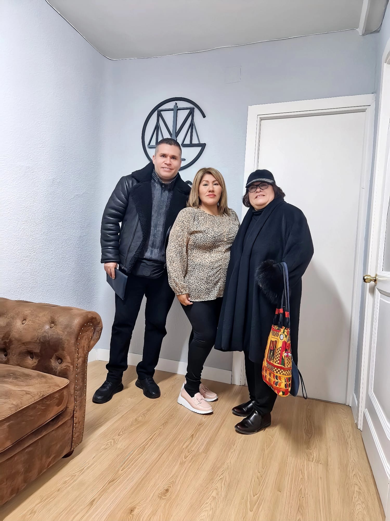 Nancy Ninalaya Vila entrada despacho con clientes